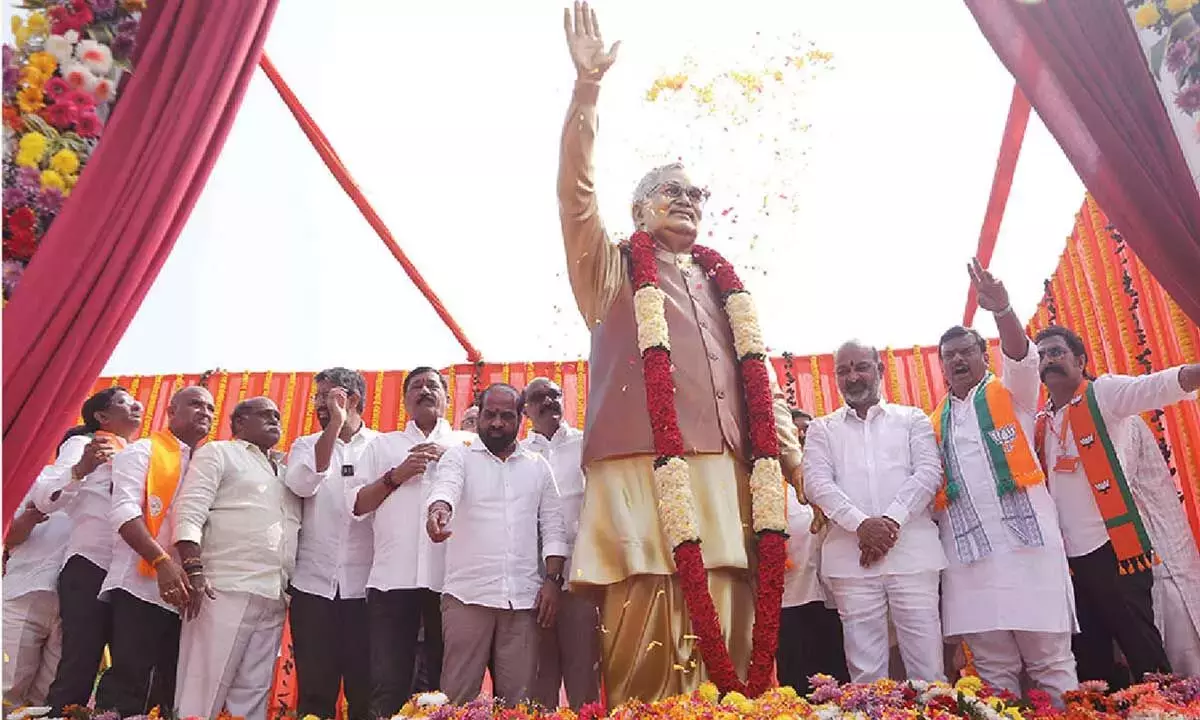 बंदी ने Atal की प्रतिमा का अनावरण किया, डबल-इंजन शासन की बात कही बंदी ने Atal की प्रतिमा का अनावरण किया, डबल-इंजन शासन की बात कही