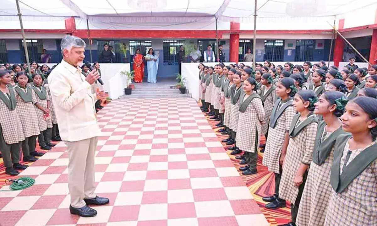 Chief Minister ने छात्रों से बातचीत की, मुस्ताबू लॉन्च किया Chief Minister ने छात्रों से बातचीत की, मुस्ताबू लॉन्च किया