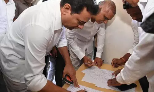 KTR और हरीश राव हैदराबाद तेलंगाना भवन पहुंचे