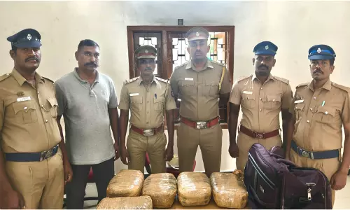 रामेश्वरम रेलवे पुलिस ने 10 किलोग्राम Ganja जब्त किया रामेश्वरम रेलवे पुलिस ने 10 किलोग्राम Ganja जब्त किया