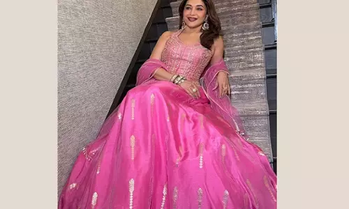 Madhuri दीक्षित ऑल-पिंक लहंगे में बहुत खूबसूरत लगी
