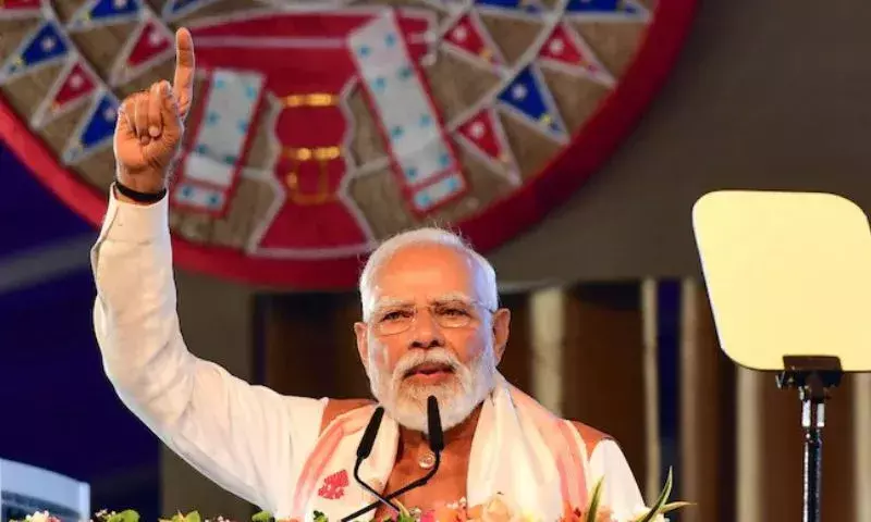 PM Modi ने शहीद स्मारक का दौरा किया, असम आंदोलन के शहीदों को श्रद्धांजलि दी