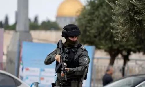 Israeli पुलिस ने कार धमाके के संदिग्धों को हिरासत में लिया Israeli पुलिस ने कार धमाके के संदिग्धों को हिरासत में लिया