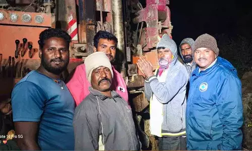 Shivvam Peta में सरपंच उम्मीदवार चुनाव हारने के बावजूद बोरवेल का काम जारी रखे हुए Shivvam Peta में सरपंच उम्मीदवार चुनाव हारने के बावजूद बोरवेल का काम जारी रखे हुए