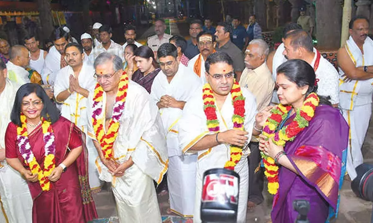 Andhra: सीईसी ने श्रीशैलम मंदिर में पूजा-अर्चना की Andhra: सीईसी ने श्रीशैलम मंदिर में पूजा-अर्चना की