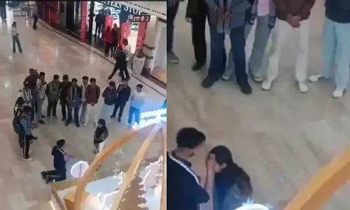 UP वायरल वीडियो: गाजियाबाद मॉल में अनोखी प्रपोज़ल UP वायरल वीडियो: गाजियाबाद मॉल में अनोखी प्रपोज़ल