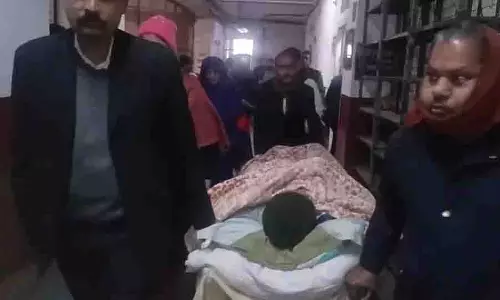 Kanpur: पति को स्ट्रेचर पर कोर्ट लाया, पत्नी ने लगाया नाटक का आरोप