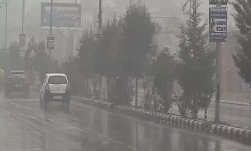 Kashmir Valley में बारिश और बर्फबारी के साथ चिल्लई कलां की शुरुआत हुई Kashmir Valley में बारिश और बर्फबारी के साथ चिल्लई कलां की शुरुआत हुई
