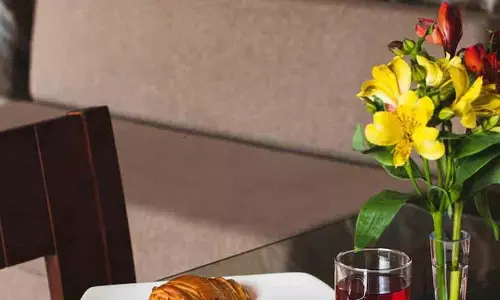एक आदमी ने Chinese Food पर डेटिंग के खर्च को लेकर अपनी मंगेतर पर मुकदमा किया एक आदमी ने Chinese Food पर डेटिंग के खर्च को लेकर अपनी मंगेतर पर मुकदमा किया