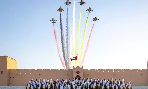 Hamdan bin Zayed ने अल धाफरा क्षेत्र के 86 दूल्हों के सामूहिक विवाह समारोह में शिरकत की