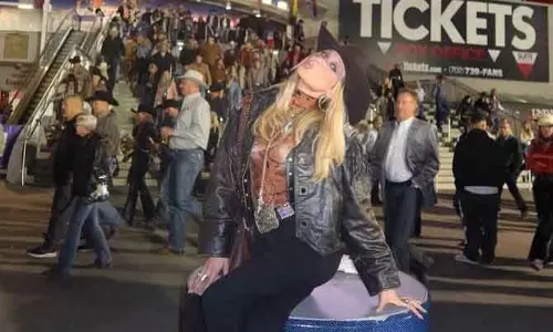 Bella Hadid रोडियो में वेस्टर्न लुक में छाईं