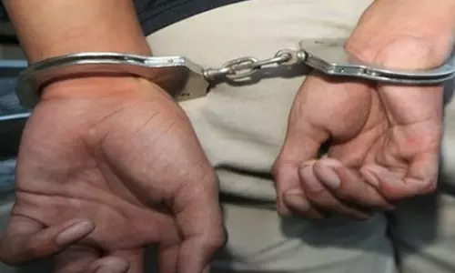 Delhi पुलिस ने नकली प्रीमियम मोबाइल फोन रैकेट पकड़ा, 4 गिरफ्तार Delhi पुलिस ने नकली प्रीमियम मोबाइल फोन रैकेट पकड़ा, 4 गिरफ्तार