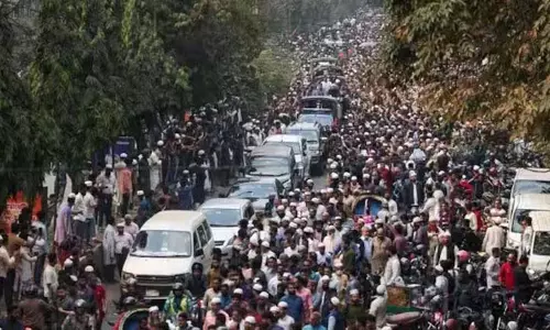 Bangladesh में अशांति: BNP नेता के घर में आग लगने से 7 साल के बच्चे की मौत, 3 घायल