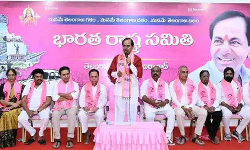 K. Chandrashekar Rao अभी तेलंगाना भवन में एक प्रेस कॉन्फ्रेंस को संबोधित कर रहे K. Chandrashekar Rao अभी तेलंगाना भवन में एक प्रेस कॉन्फ्रेंस को संबोधित कर रहे