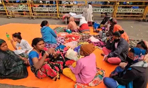 Kalinganagar के विस्थापित परिवार अपनी पुरानी मांगों को लेकर धरने पर बैठे