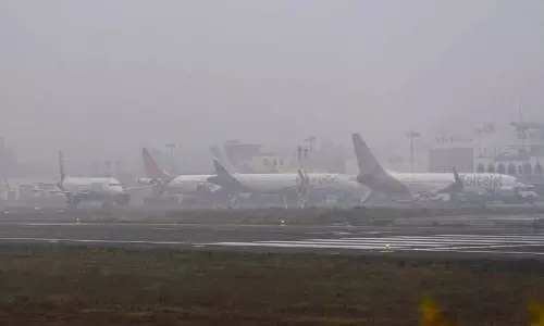 खराब मौसम के कारण Srinagar Airport पर 11 फ्लाइटें कैंसिल कर दी गईं खराब मौसम के कारण Srinagar Airport पर 11 फ्लाइटें कैंसिल कर दी गईं