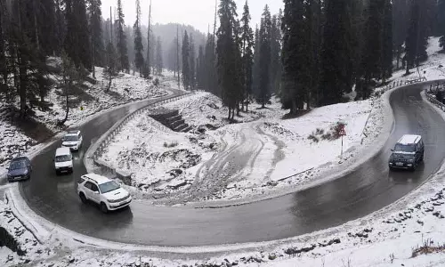 बर्फबारी से Kashmir को वैकल्पिक कनेक्टिविटी देने वाली दो अहम सड़कें बंद हो गईं बर्फबारी से Kashmir को वैकल्पिक कनेक्टिविटी देने वाली दो अहम सड़कें बंद हो गईं