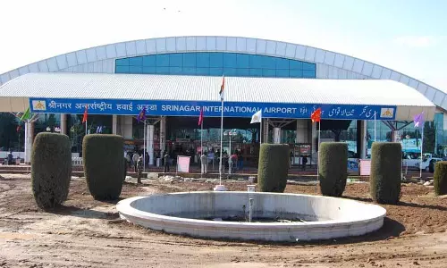 Srinagar एयरपोर्ट पर फर्जी एयर टिकट के साथ एक व्यक्ति गिरफ्तार Srinagar एयरपोर्ट पर फर्जी एयर टिकट के साथ एक व्यक्ति गिरफ्तार