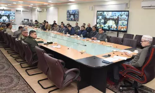 Omar ने सर्दियों की तैयारियों की समीक्षा करते हुए सड़कों, बिजली और पानी को टॉप प्राथमिकता बताया Omar ने सर्दियों की तैयारियों की समीक्षा करते हुए सड़कों, बिजली और पानी को टॉप प्राथमिकता बताया