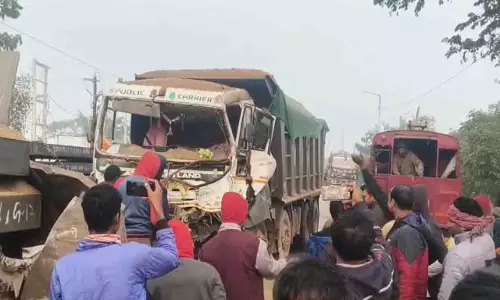 Bhadrak: दो भारी वाहनों की टक्कर, ड्राइवर घायल