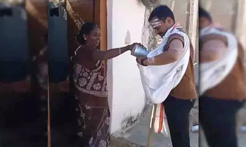 Medak: बेटे ने पिता की जीत पर चावल दान किया