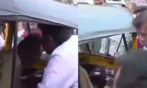 मुंबई में ट्रैफिक नियम तोड़ने पर BJP MLA पराग शाह ने ऑटो ड्राइवर को थप्पड़ मारा मुंबई में ट्रैफिक नियम तोड़ने पर BJP MLA पराग शाह ने ऑटो ड्राइवर को थप्पड़ मारा