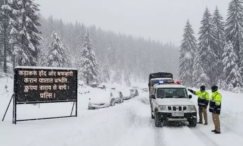 कड़ाके की ठंड और बर्फबारी के कारण यातायात प्रभावित, पुलिस ने जारी की एडवाइजरी कड़ाके की ठंड और बर्फबारी के कारण यातायात प्रभावित, पुलिस ने जारी की एडवाइजरी