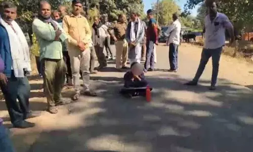 Van न आने पर बैतूल में एक स्कूली छात्रा ने 3 घंटे तक सड़क जाम कर दी Van न आने पर बैतूल में एक स्कूली छात्रा ने 3 घंटे तक सड़क जाम कर दी