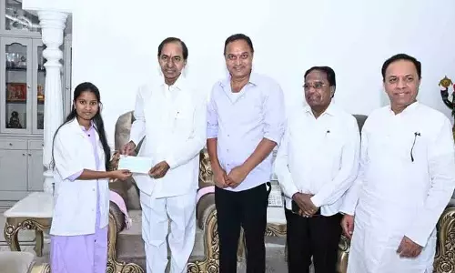 केसीआर ने MBBS छात्रों को चेक सौंपे केसीआर ने MBBS छात्रों को चेक सौंपे