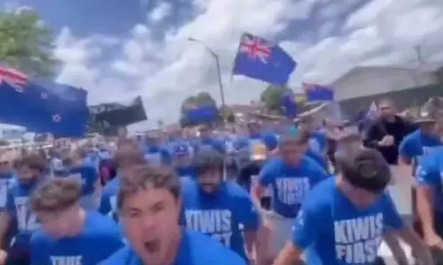 New Zealand में प्रदर्शनकारियों ने हाका युद्ध घोष के साथ सिख समुदाय के जुलूस को बाधित किया