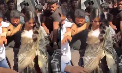 Hyderabad में फैंस ने सामंथा रुथ प्रभु को घेर लिया Hyderabad में फैंस ने सामंथा रुथ प्रभु को घेर लिया