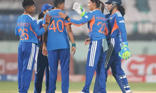 पहला T20I: गेंदबाजों की मदद से भारतीय महिला टीम ने श्रीलंका को 121/6 पर रोका पहला T20I: गेंदबाजों की मदद से भारतीय महिला टीम ने श्रीलंका को 121/6 पर रोका