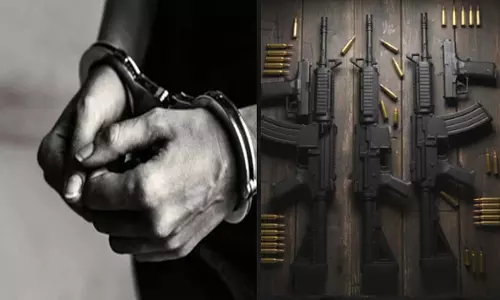 कुख्यात हथियार डीलर गिरफ्तार, 5 राइफल-पिस्टल सहित 17 कारतूस बरामद कुख्यात हथियार डीलर गिरफ्तार, 5 राइफल-पिस्टल सहित 17 कारतूस बरामद