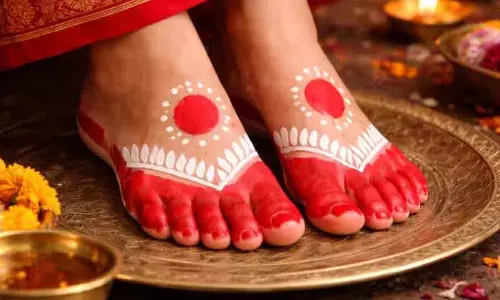 भारतीय Culture में अलता का महत्व: सुहाग और सौभाग्य का प्रतीक भारतीय Culture में अलता का महत्व: सुहाग और सौभाग्य का प्रतीक