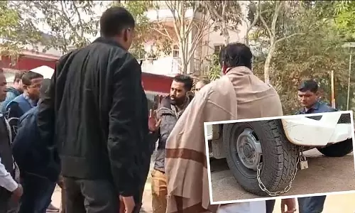 Thakurbari में एक और विवाद: सुब्रत के समर्थकों ने बीजेपी अध्यक्ष की कार को लॉक किया