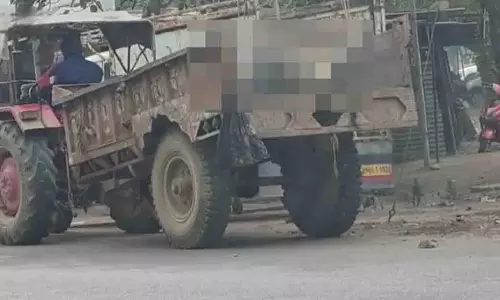Chhatarpur में सफाई कर्मचारियों ने गाय के शव को कूड़े के ट्रक में लादा Chhatarpur में सफाई कर्मचारियों ने गाय के शव को कूड़े के ट्रक में लादा