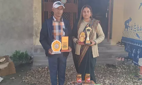बगहा की सुमन लिख रहीं आत्मनिर्भरता की नई कहानी, मधुमक्खी पालन से लाखों की कमाई