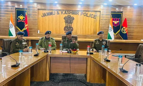 जम्मू के IGP ने ERSS-112 की तैयारियों की समीक्षा की, त्वरित प्रतिक्रिया और तकनीकी उन्नयन पर जोर जम्मू के IGP ने ERSS-112 की तैयारियों की समीक्षा की, त्वरित प्रतिक्रिया और तकनीकी उन्नयन पर जोर
