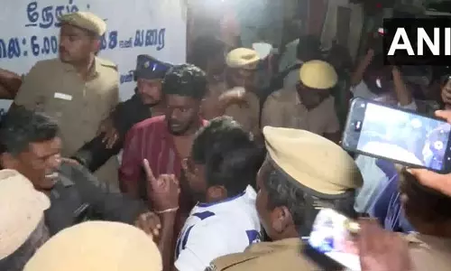 पलानी अंदावर मंदिर के बाहर दीया जलाने को लेकर विरोध प्रदर्शन