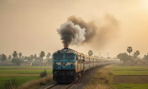 वायरल वीडियो में ट्रेन रुकने का सच, रेलवे ने बताया