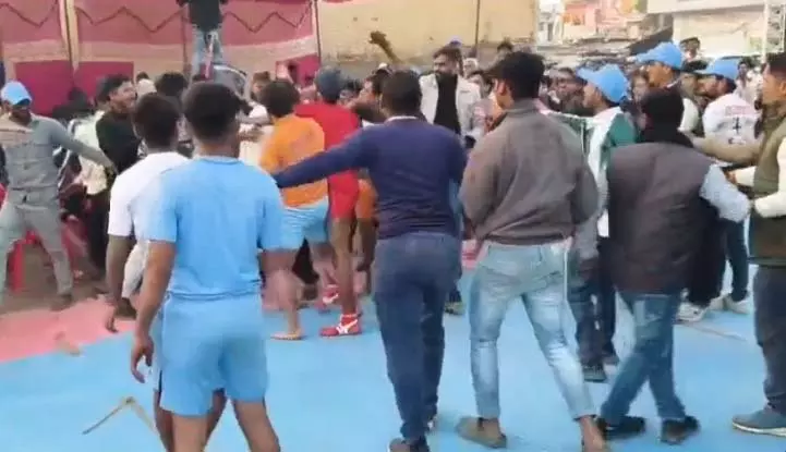 Chhatarpur:कबड्डी मैच बना जंग का मैदान, जरा सी बात पर चलने लगी लात घूंसे Chhatarpur:कबड्डी मैच बना जंग का मैदान, जरा सी बात पर चलने लगी लात घूंसे