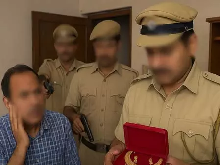 माफिया से तोहफे लेने के आरोप में पुलिस अधिकारी दोषी करार, होगी कार्रवाई माफिया से तोहफे लेने के आरोप में पुलिस अधिकारी दोषी करार, होगी कार्रवाई