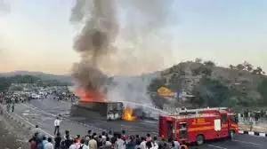 Udaipur: ट्रक-ट्रेलर में भिड़ंत के बाद लगी आग, दोनों वाहन धू-धू कर जले Udaipur: ट्रक-ट्रेलर में भिड़ंत के बाद लगी आग, दोनों वाहन धू-धू कर जले