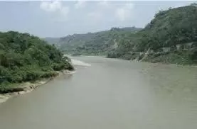 Himachal Pradesh: दोस्तों के साथ घूमने गया युवक ब्यास नदी में बहा, तलाश जारी Himachal Pradesh: दोस्तों के साथ घूमने गया युवक ब्यास नदी में बहा, तलाश जारी