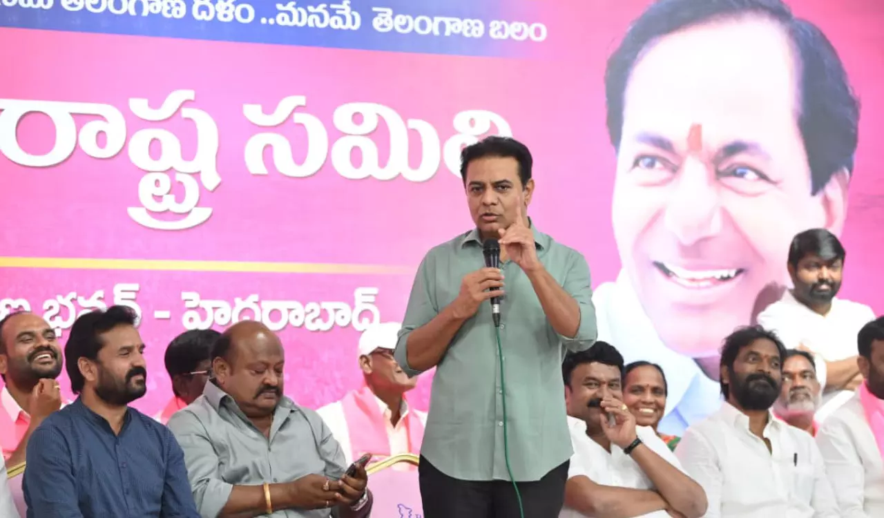 KTR ने यूरिया ऐप ड्रामे को लेकर कांग्रेस पर हमला बोला; इसे किसानों के साथ धोखा बताया KTR ने यूरिया ऐप ड्रामे को लेकर कांग्रेस पर हमला बोला; इसे किसानों के साथ धोखा बताया