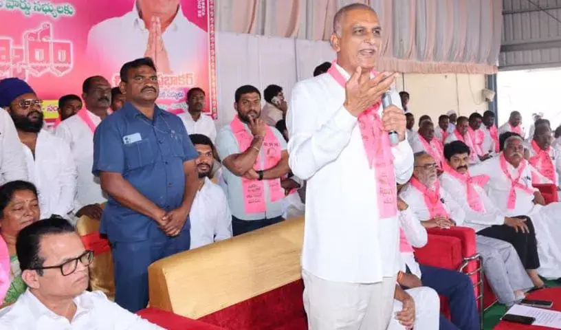 Harish Rao ने कहा कि सरपंच चुनाव के नतीजों के बाद रेवंत को स्थानीय निकाय चुनावों का डर लग रहा है Harish Rao ने कहा कि सरपंच चुनाव के नतीजों के बाद रेवंत को स्थानीय निकाय चुनावों का डर लग रहा है