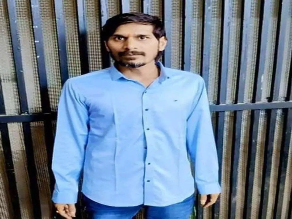 रायपुर क्राइम ब्रांच ने हिस्ट्रीशीटर रवि साहू पर कसा शिकंजा, कालीबाड़ी में छापेमारी रायपुर क्राइम ब्रांच ने हिस्ट्रीशीटर रवि साहू पर कसा शिकंजा, कालीबाड़ी में छापेमारी