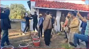Jabalpur: क्रिसमस सेलिब्रेशन में धर्मांतरण के शक पर बवाल Jabalpur: क्रिसमस सेलिब्रेशन में धर्मांतरण के शक पर बवाल