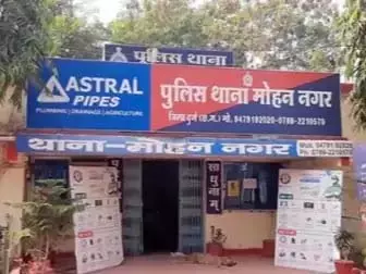फर्जी BSF जवान गिरफ्तार, पुलिस लिखी कार जब्त फर्जी BSF जवान गिरफ्तार, पुलिस लिखी कार जब्त