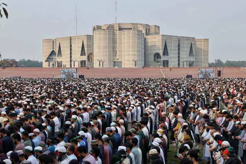 Dhaka में कड़ी सुरक्षा के बीच हादी को दफनाया गया, हजारों लोग शामिल हुए Dhaka में कड़ी सुरक्षा के बीच हादी को दफनाया गया, हजारों लोग शामिल हुए